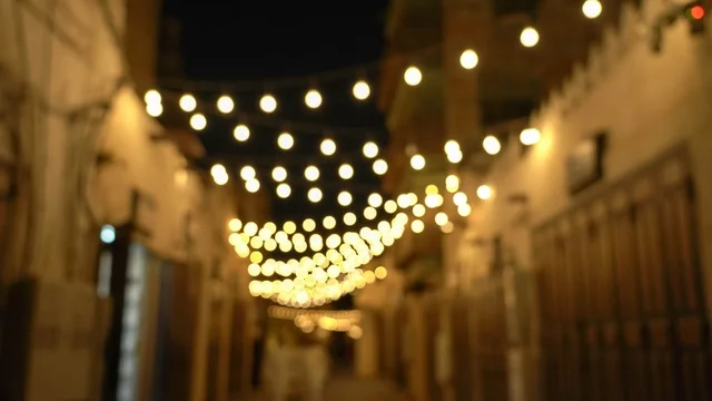 أضواء الزينة الليلية في زقاق عربي قديم بتأثير بوكيه