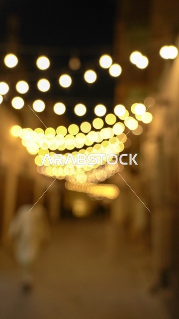 أضواء بوكيه ضبابية في شارع تراثي ليلاً