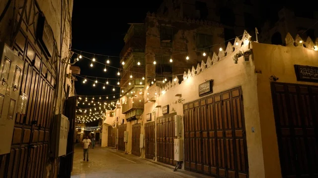 زقاق المدينة القديمة التقليدي ليلاً مع الأضواء زقاق المدينة القديمة التقليدي ليلاً مع الأضواء