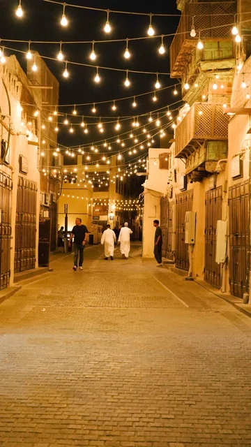 حي البلد التاريخي بجدة مع أضواء الزينة ليلاً