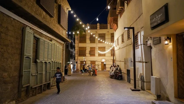 منطقة البلد بجدة التاريخية ليلاً مع أضواء الزينة