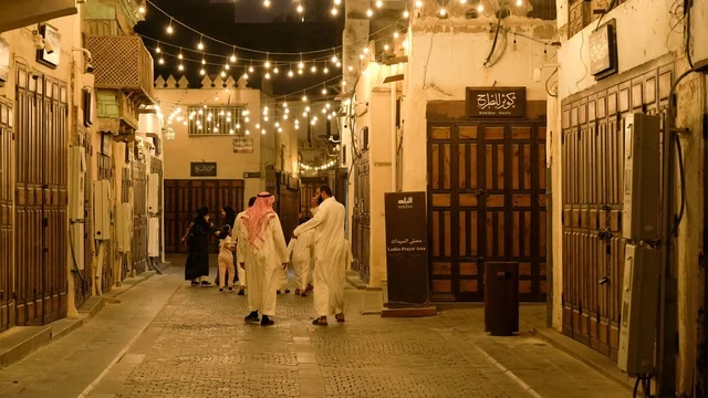 منطقة البلد التاريخية في جدة ليلاً مع الإضاءة