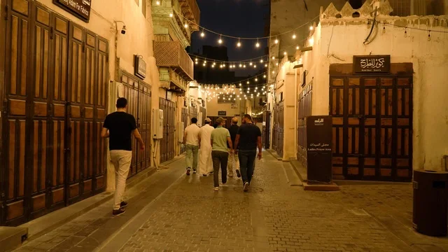 زقاق تاريخي في منطقة البلد بجدة ليلاً