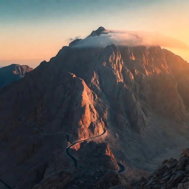 جبل جيس رأس الخيمة طريق جبلي وقت الغروب