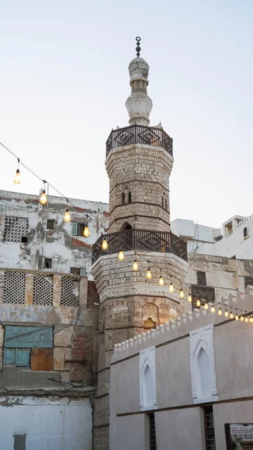 مئذنة تاريخية في منطقة البلد بجدة وقت المساء