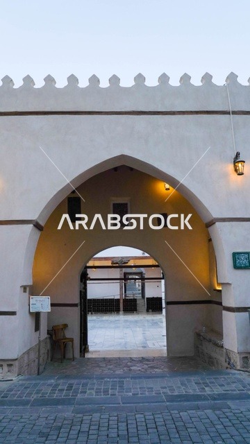 مدخل مقوس تقليدي لفناء مبنى تاريخي