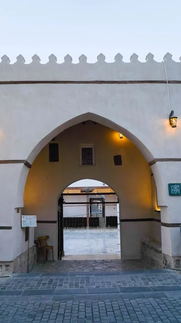 مدخل مقوس تقليدي لفناء مبنى تاريخي