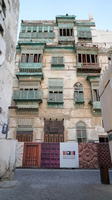 مبنى جدة التاريخي مع شرفات الرواشين الخضراء