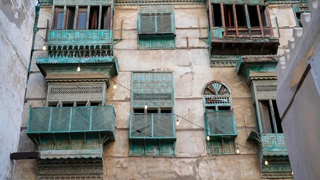 مبنى حجازي قديم مع رواشين فيروزية في منطقة البلد