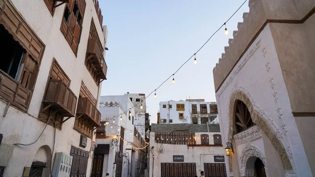 مباني منطقة البلد التاريخية في جدة مع الرواشين التقليدية