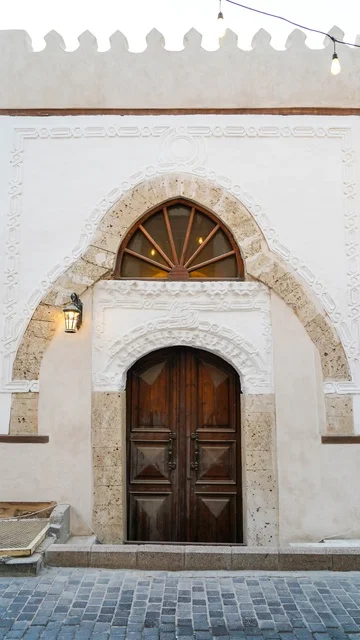 باب خشبي تقليدي في واجهة تراثية مقوسة