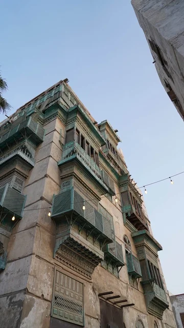 مبنى تقليدي مع شرفات رواشين خشبية خضراء