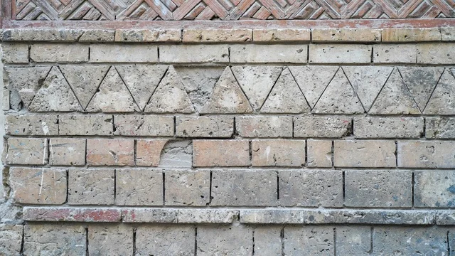جدار من الطوب القديم بنقوش هندسية حجرية تقليدية جدار من الطوب القديم بنقوش هندسية حجرية تقليدية