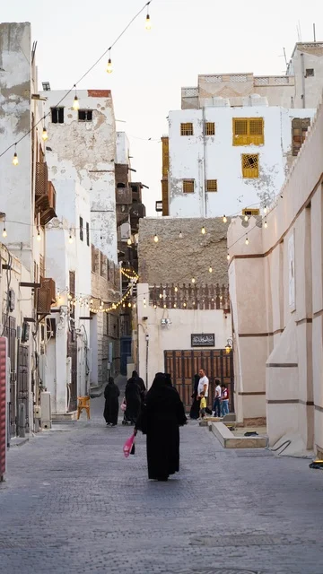 نساء بالعباءات في شوارع منطقة البلد التاريخية بجدة