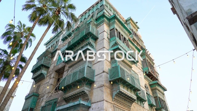 مبنى تاريخي في جدة البلد برواشين خضراء