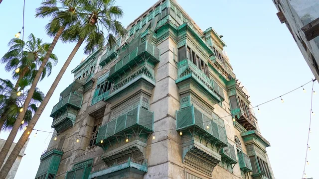 مبنى تاريخي في جدة البلد برواشين خضراء
