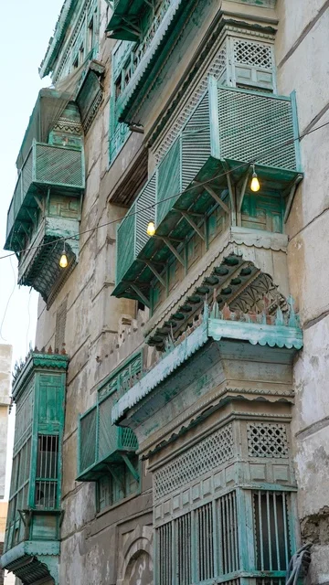 رواشين حجازية تقليدية على واجهة مبنى قديم