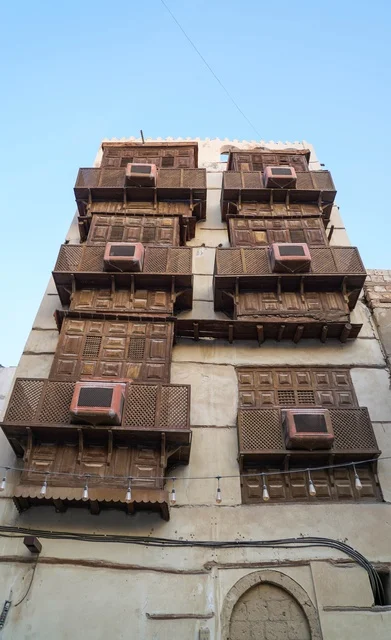 نوافذ الرواشين التقليدية في حي البلد التاريخي بجدة