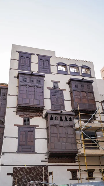 مبنى حجازي تقليدي مع رواشين خشبية في جدة