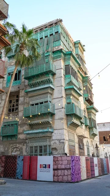 مبنى حجازي تاريخي في جدة البلد مع روشان أخضر