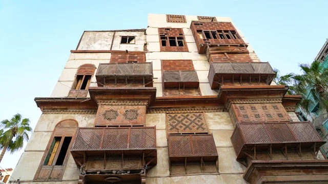 مبنى حجازي تقليدي برواشين خشبية في جدة