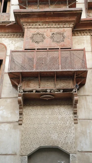 مشربية خشبية تقليدية على مبنى حجري قديم