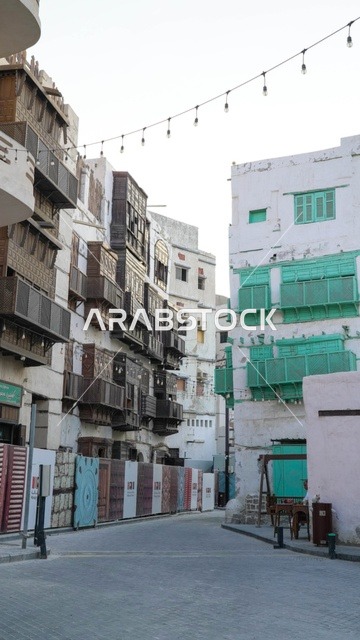 شوارع منطقة البلد التاريخية في جدة مع العمارة التقليدية