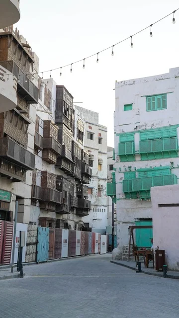 شوارع منطقة البلد التاريخية في جدة مع العمارة التقليدية