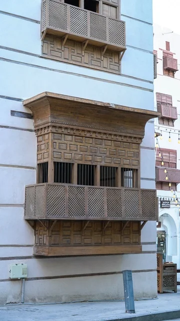 نافذة روشان خشبية تقليدية في منطقة البلد بجدة