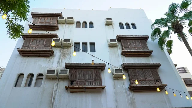 مبنى تاريخي في منطقة البلد بجدة مع مشربيات خشبية