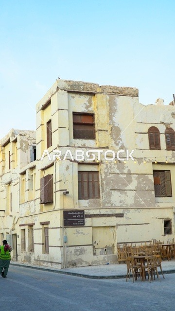 مبنى قديم تقليدي شارع حضري طلاء متقشر واجهة