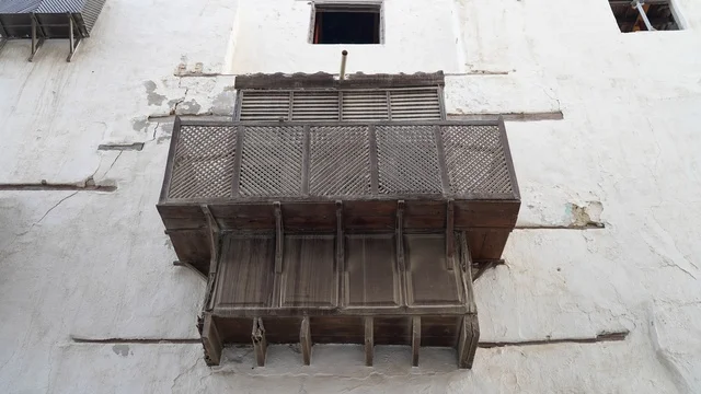 روشان حجازي تقليدي على واجهة مبنى قديم