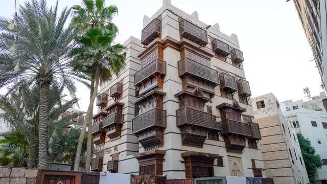 مبنى حجازي تقليدي مع شرفات الروشان في جدة