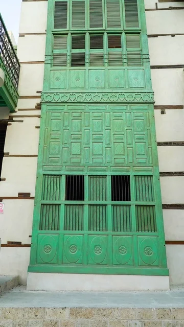 روشان خشبي أخضر تقليدي في منطقة البلد بجدة