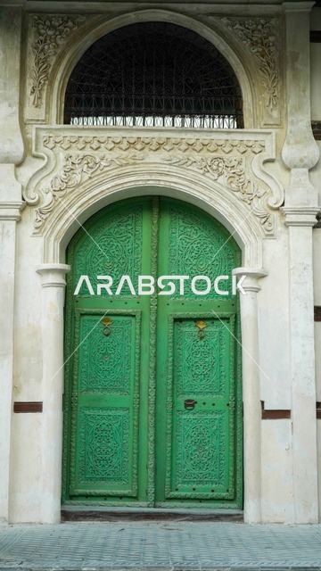 باب أخضر تقليدي مزخرف مع قوس حجري منحوت