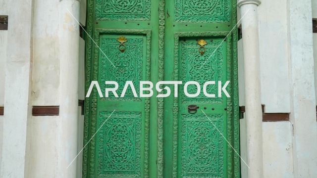 باب خشبي أخضر مزخرف بنقوش إسلامية قديمة