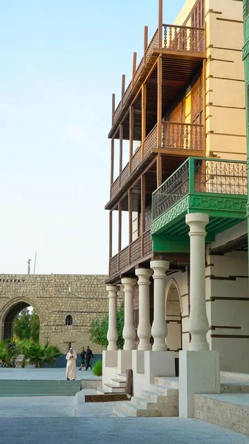 مبنى تراثي عربي تقليدي بشرفات خشبية