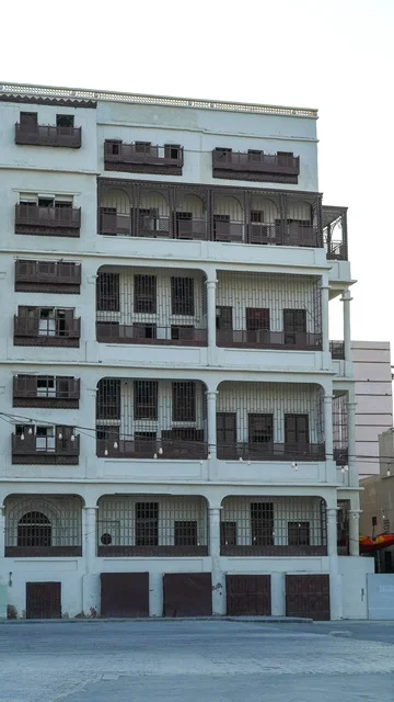 واجهة مبنى حجازي تراثي بتصميم المشربيات الخشبية