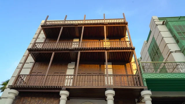 العمارة الحجازية التقليدية مع شرفات خشبية