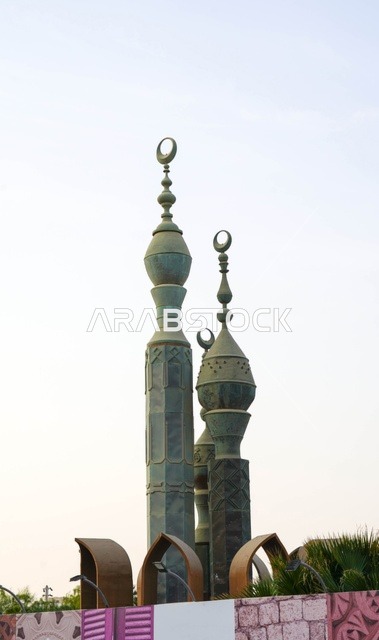 مآذن إسلامية مزخرفة مع أهلة تحت السماء الصافية