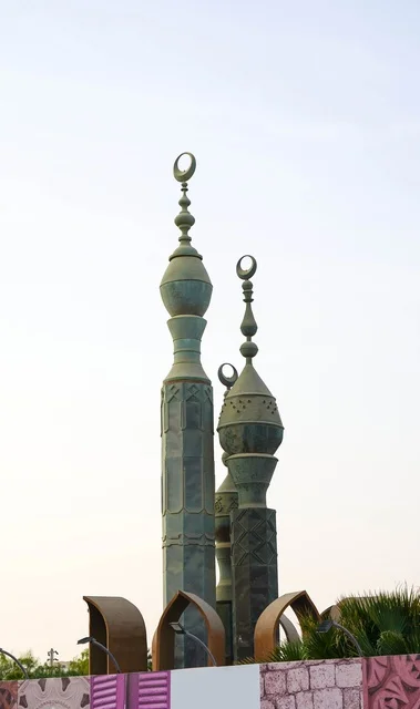 مآذن إسلامية مزخرفة مع أهلة تحت السماء الصافية