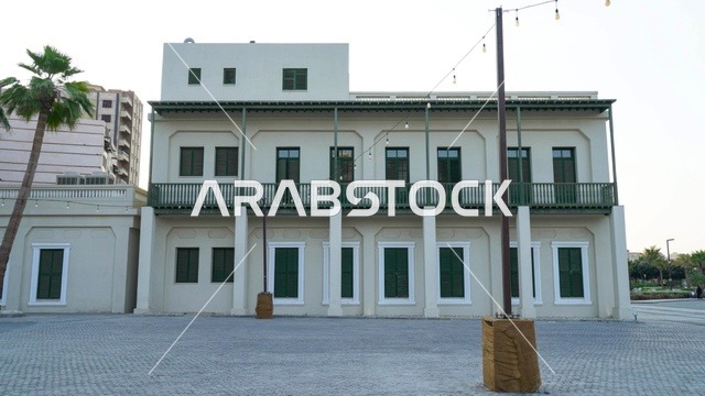 مبنى تراثي تقليدي بنوافذ خضراء نهاراً