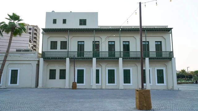 مبنى تراثي تقليدي بنوافذ خضراء نهاراً