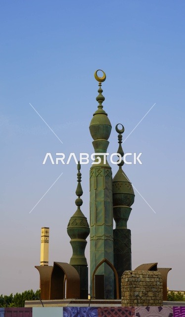 نصب المآذن الإسلامية التذكاري مع الأهلة الذهبية