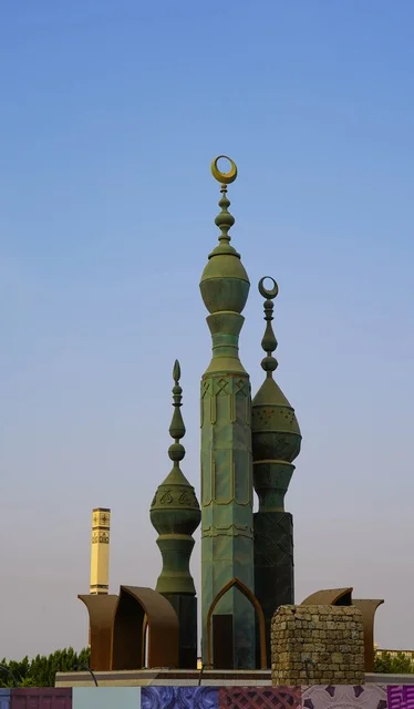 نصب المآذن الإسلامية التذكاري مع الأهلة الذهبية