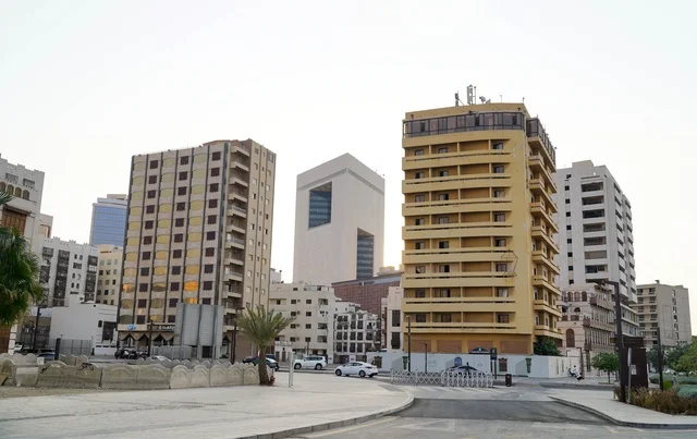 مباني سكنية وتجارية حضرية حديثة في المدينة