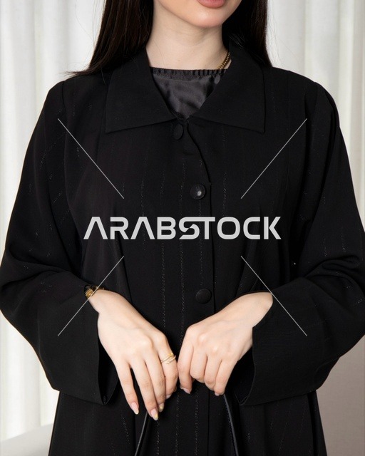 امرأة سعودية بعباءة خليجية سوداء عصرية أنيقة