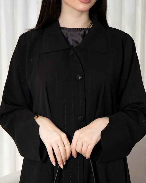 امرأة سعودية بعباءة خليجية سوداء عصرية أنيقة