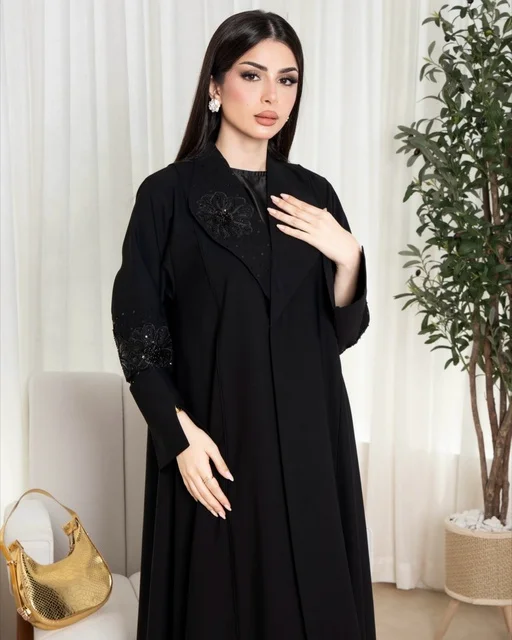 امرأة سعودية بعباءة سوداء عصرية في الداخل