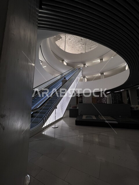 صورة إبداعية للسلالم المتحركة داخل مركز الملك عبد العزيز الثقافي العالمي (إثراء) في مدينة الظهران بالمملكة العربية السعودية، الفن الهندسي المعماري، جمال مبنى مركز الملك عبد العزيز، معالم ثقافية، درج كهربائي
